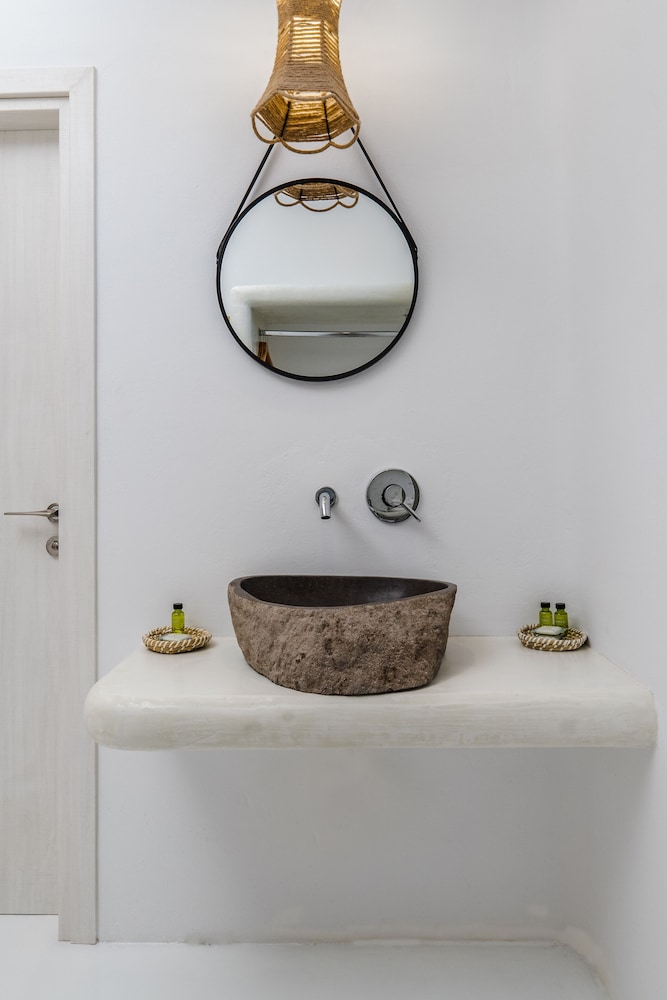 Amethyst Exclusive Suites Oia 12/72