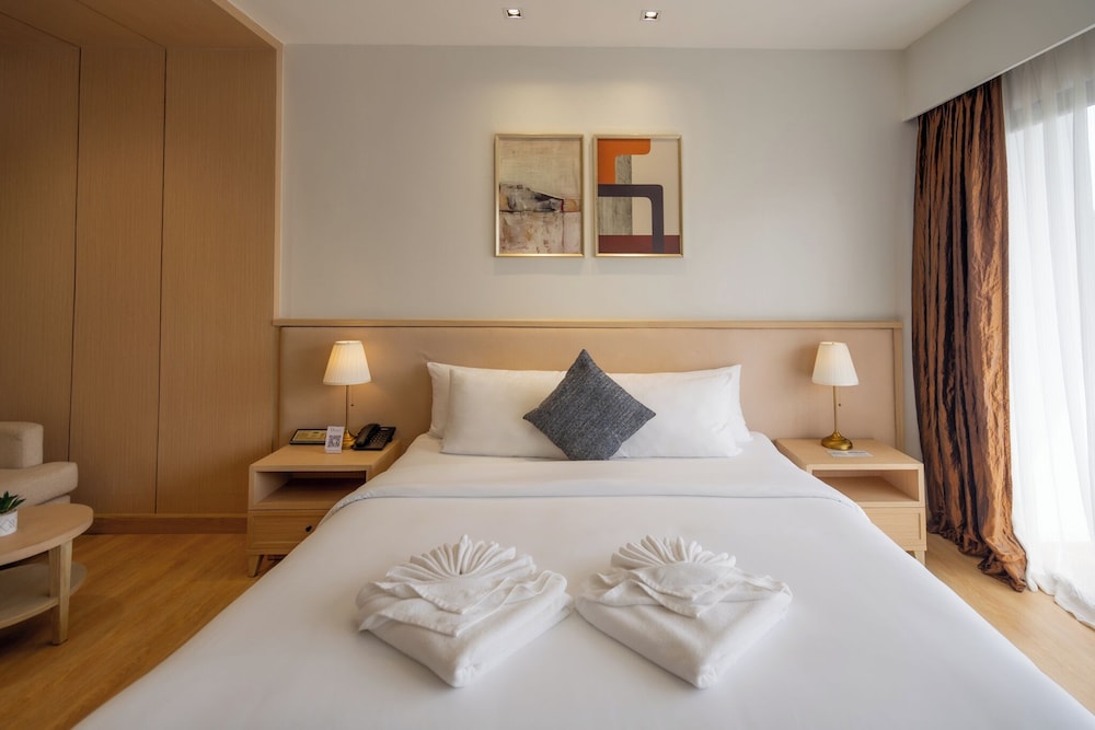 DELUXE, DOUBLE BED, POOL VIEW