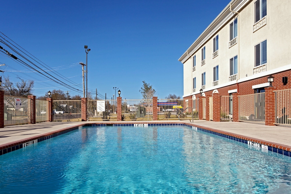 Holiday Inn Express Hotel & Suites Ozona 3/35
