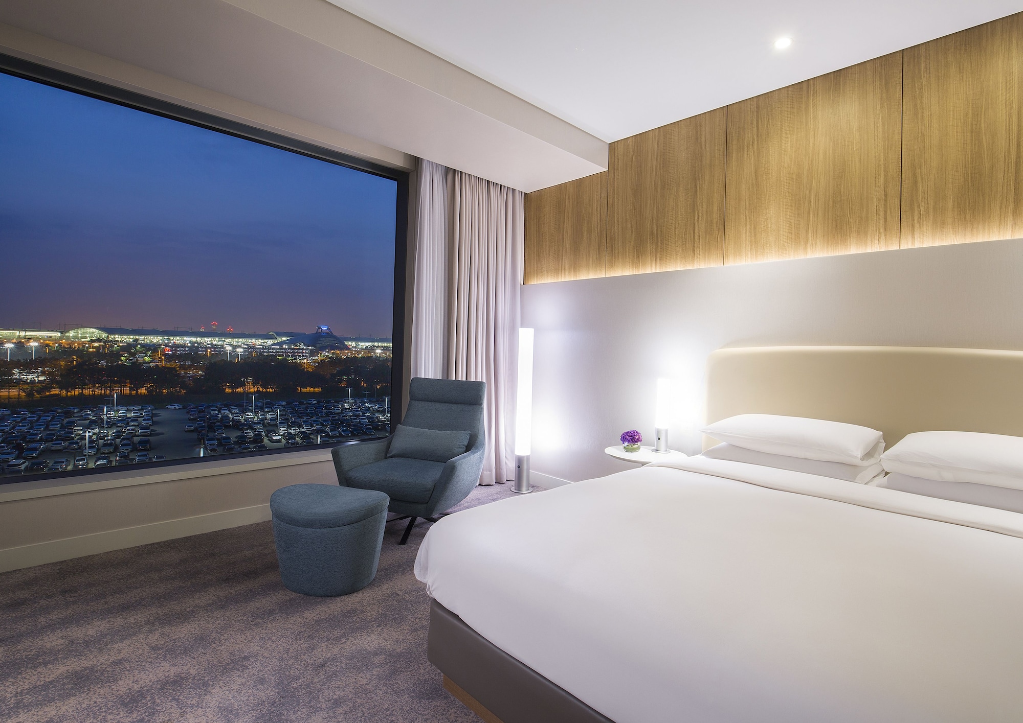 Room, King Bed, Airport View, West Tower