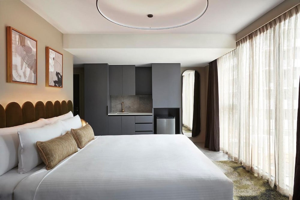 STUDIO, QUEEN BED