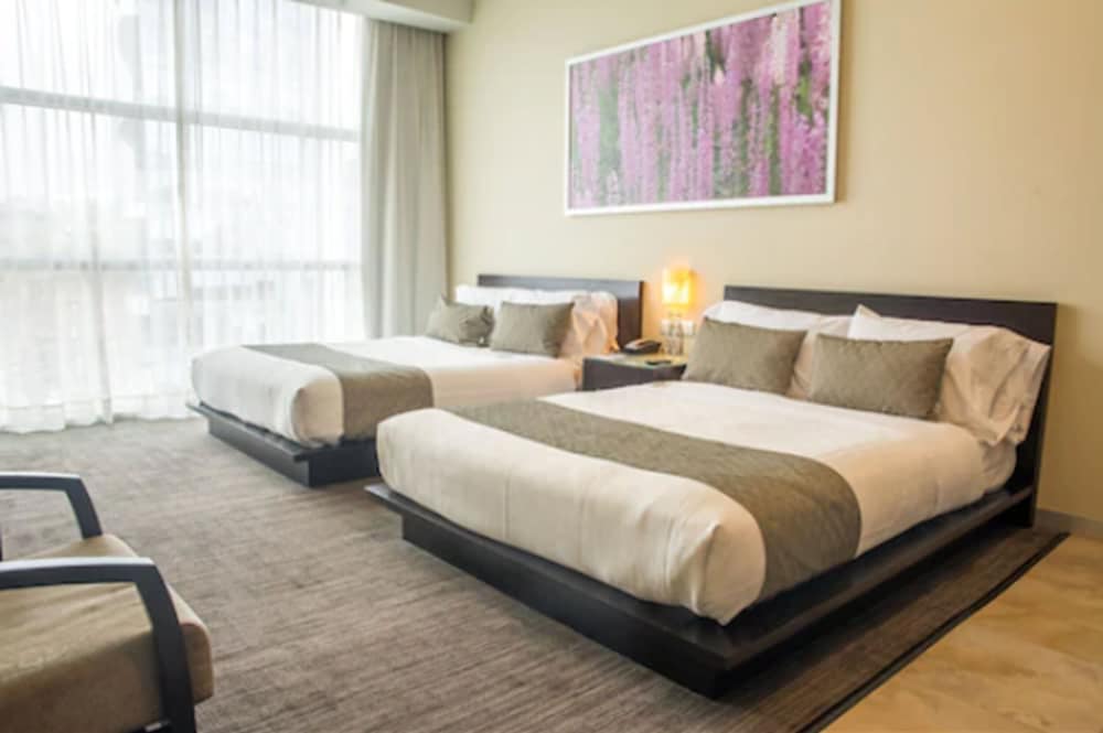 DELUXE, 2 QUEEN BEDS