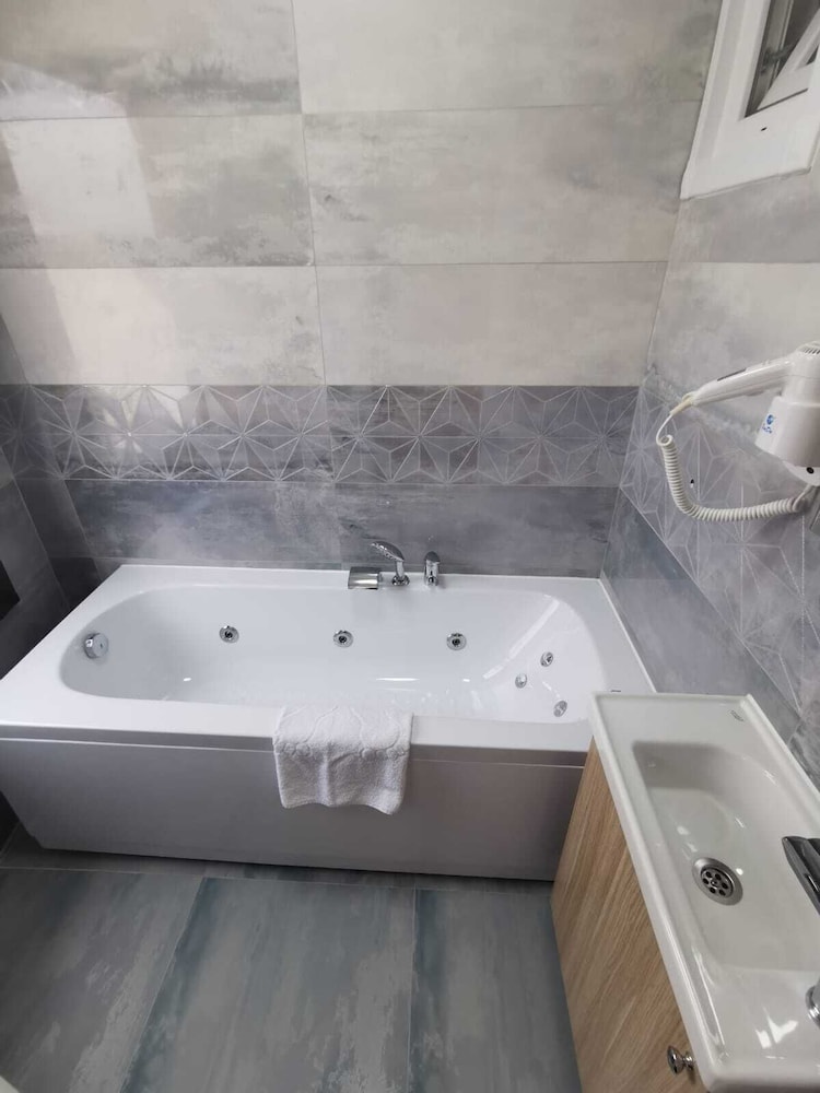 Agora Boutique Hotel & Bistro 47/50