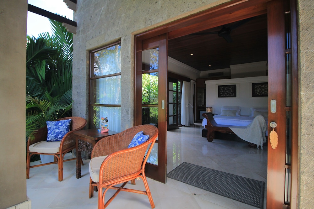 Amori Villa 6/48