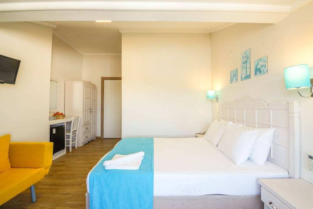 غرفة قياسية بسرير مزدوج بإطلالة على البحر، Bora Hotel 4/5