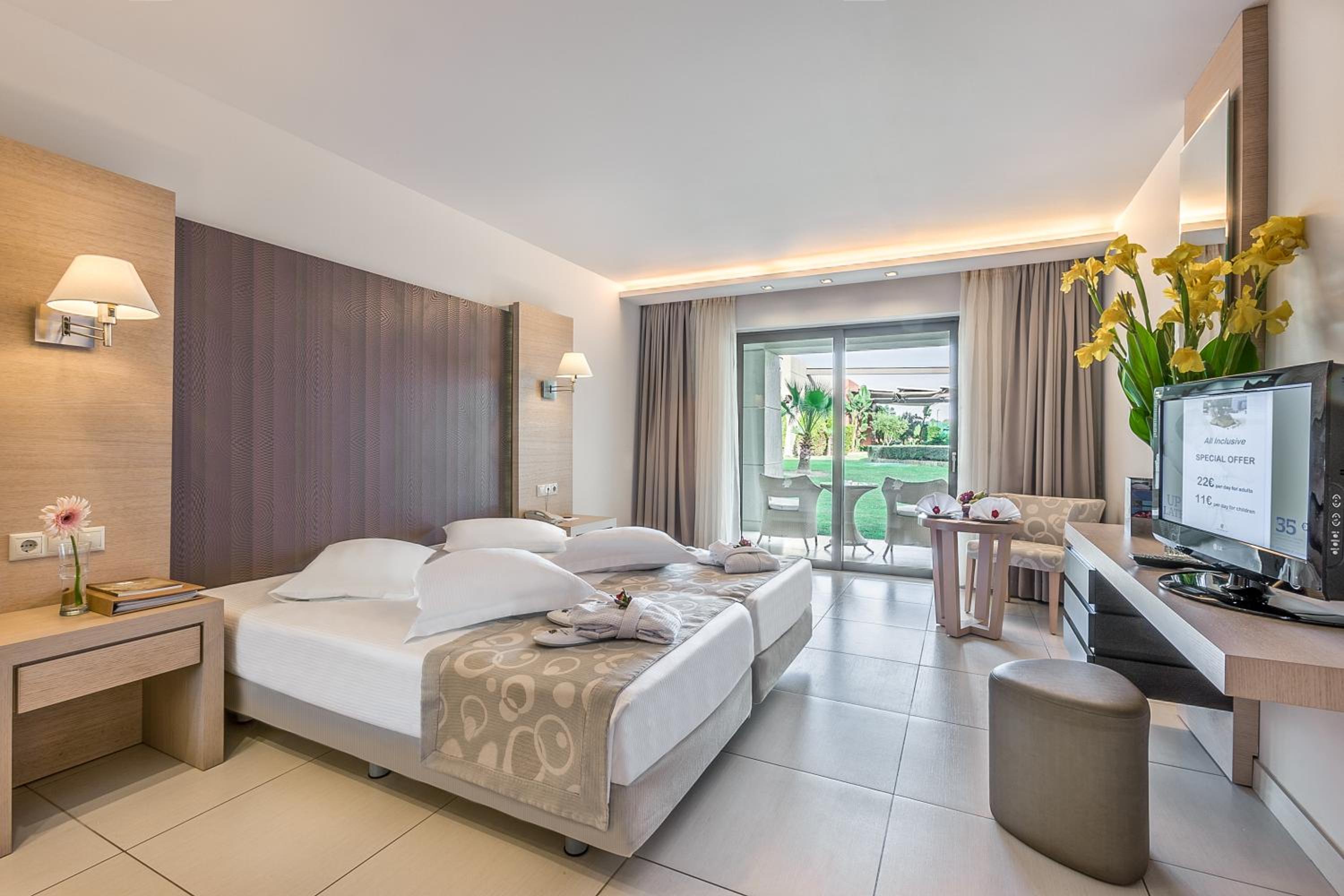 ROOM, DOUBLE OR TWIN BED, ACCESSIBLE