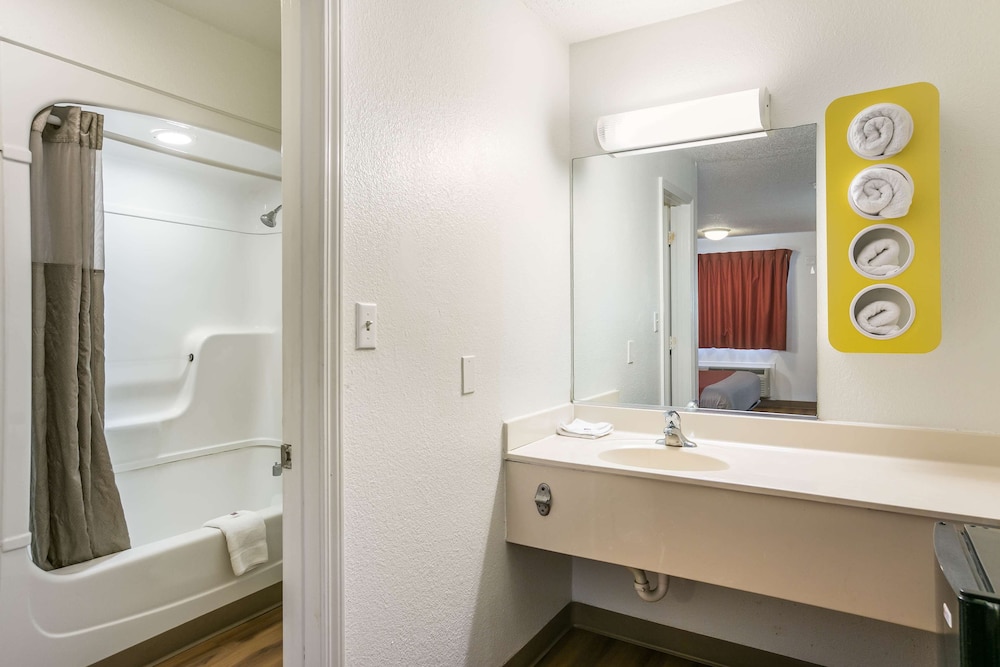 غرفة قياسية بسريرين كوين لذوي الإعاقة، Motel6 Dothan, AL 9/10