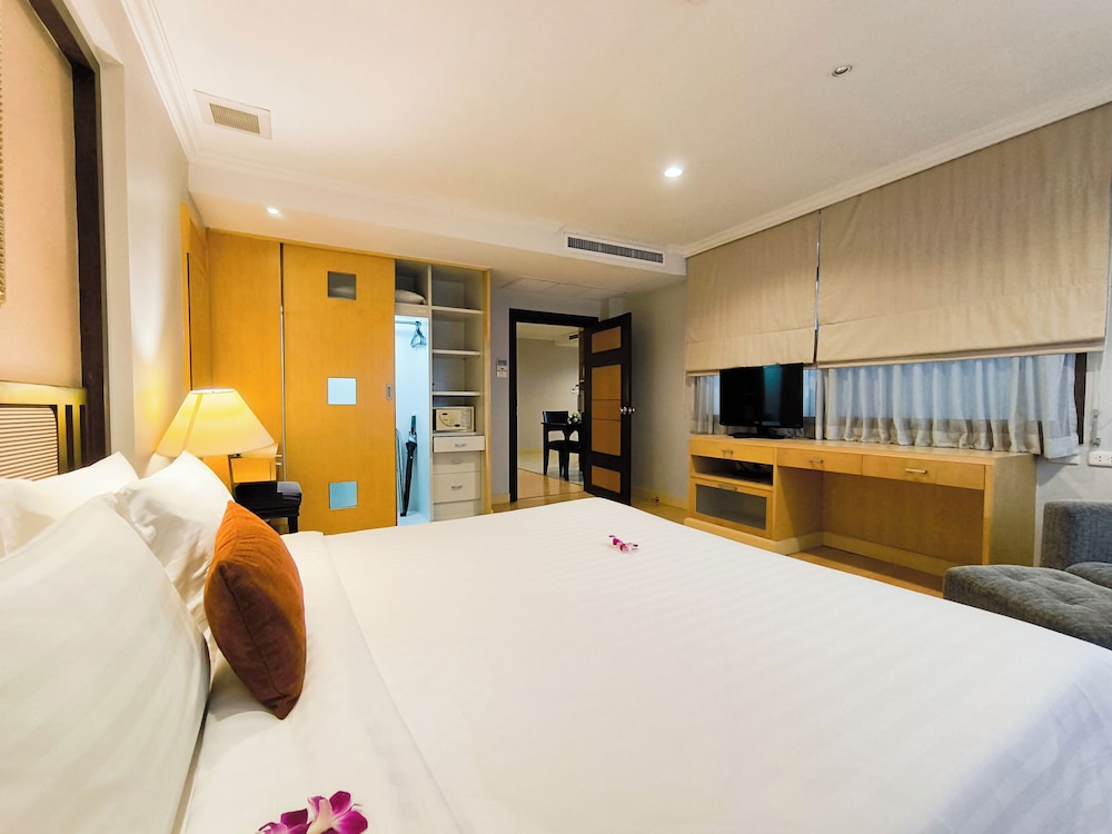 1 BEDROOM, SUITE