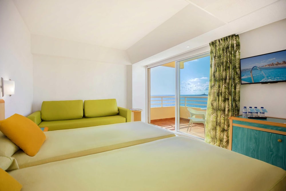 غرفة عائلية بأربعة أسرّة بإطلالة على البحر بشرفة، Hotel Servigroup Galua 6/10