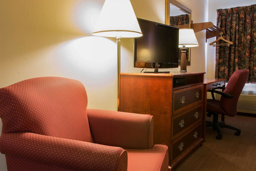 Rodeway Inn Muskegon Airport MI 28/33