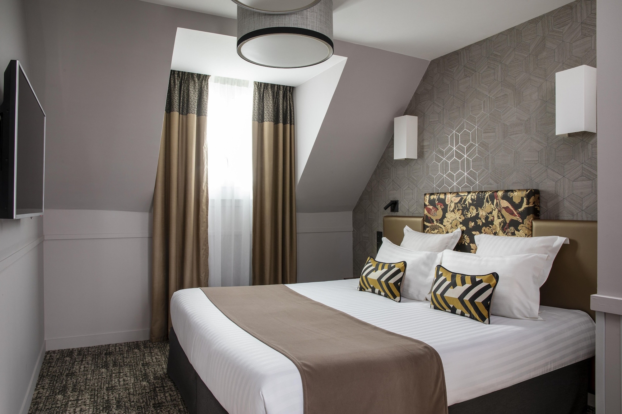LUXURY, SUITE, QUEEN AND TWIN BEDS