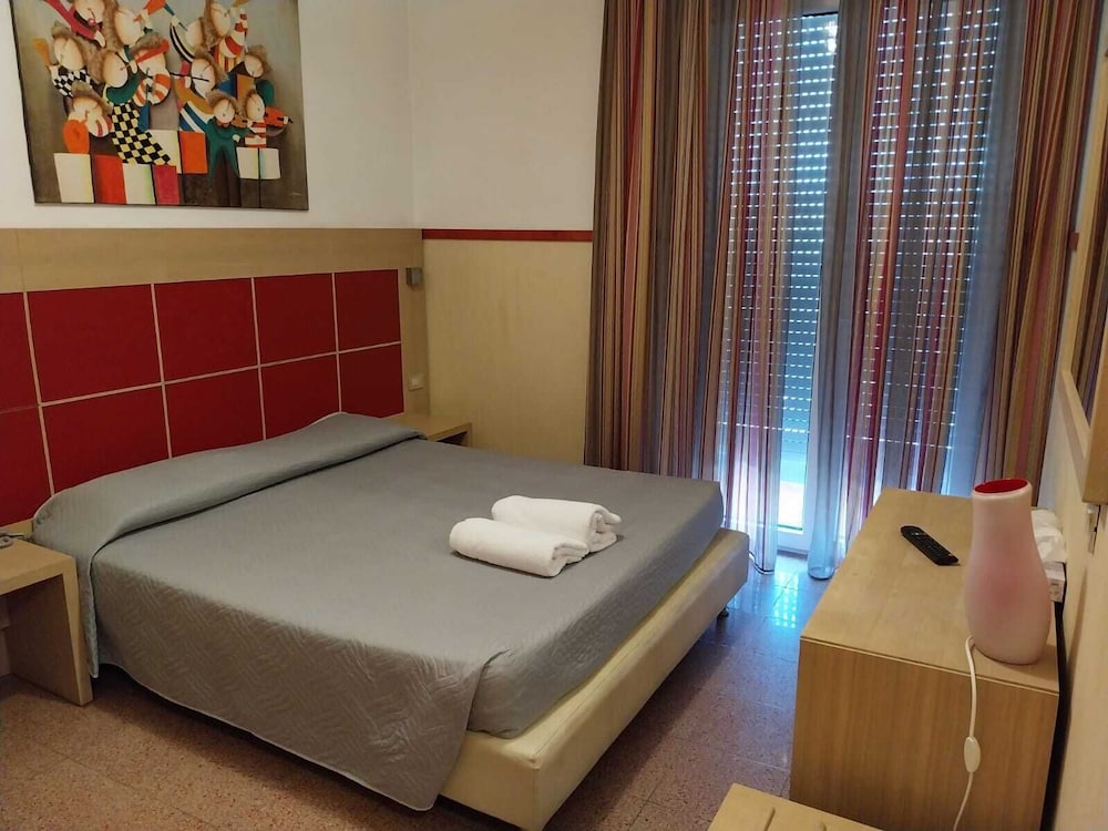 ROOM, DOUBLE OR TWIN BED