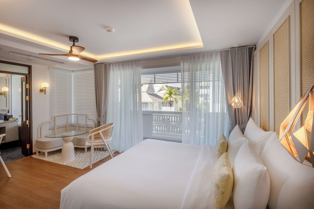 Private, Romantic, Suite, King Bed, Corner