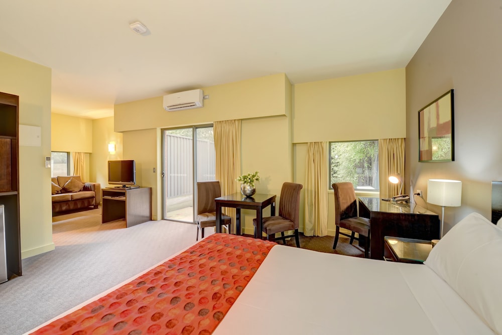 Comfort Inn Suites City Views 12/30