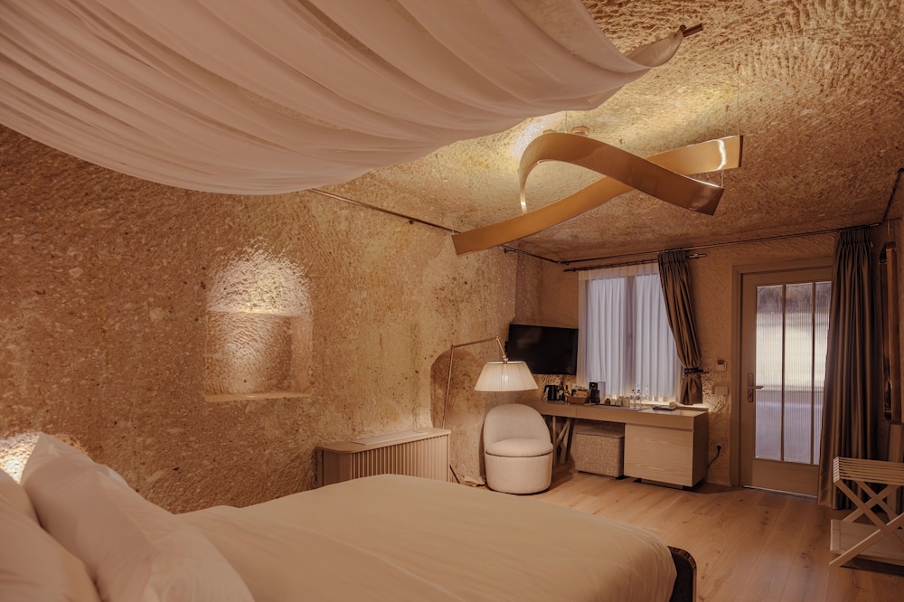 CAVE, TWIN BEDS