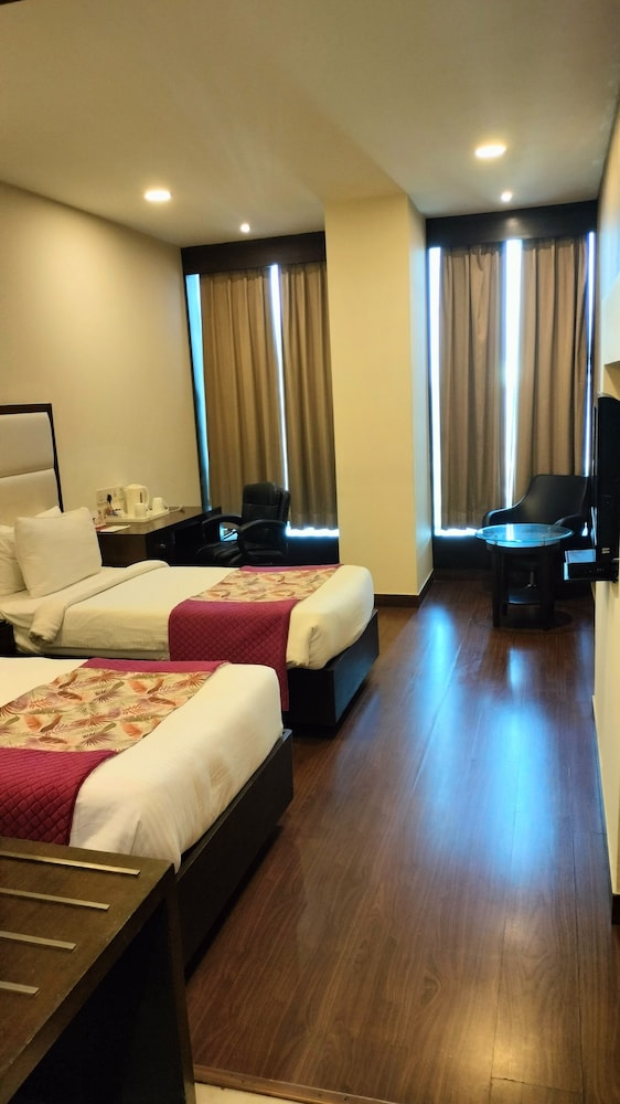 DS Clarks Inn Gurgaon 12/42