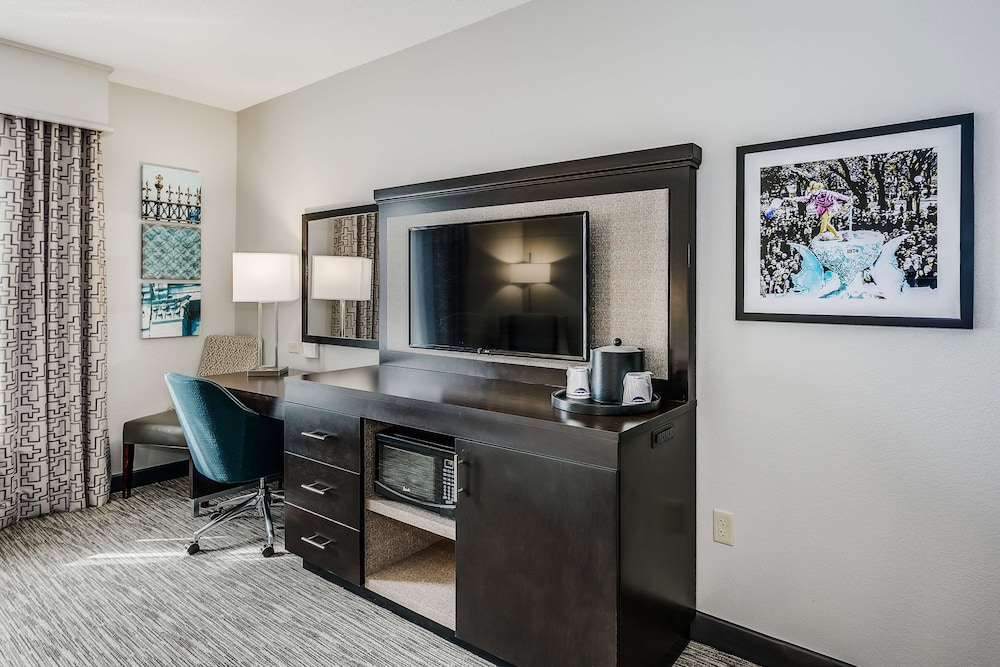 Hampton Inn & Suites Mobile- Downtown Historic District 46/56