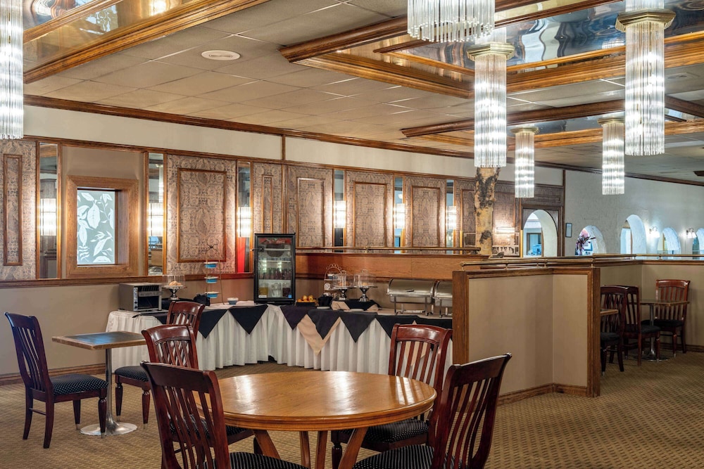 Ramada by Wyndham Thunder Bay Airlane Hotel 32/50