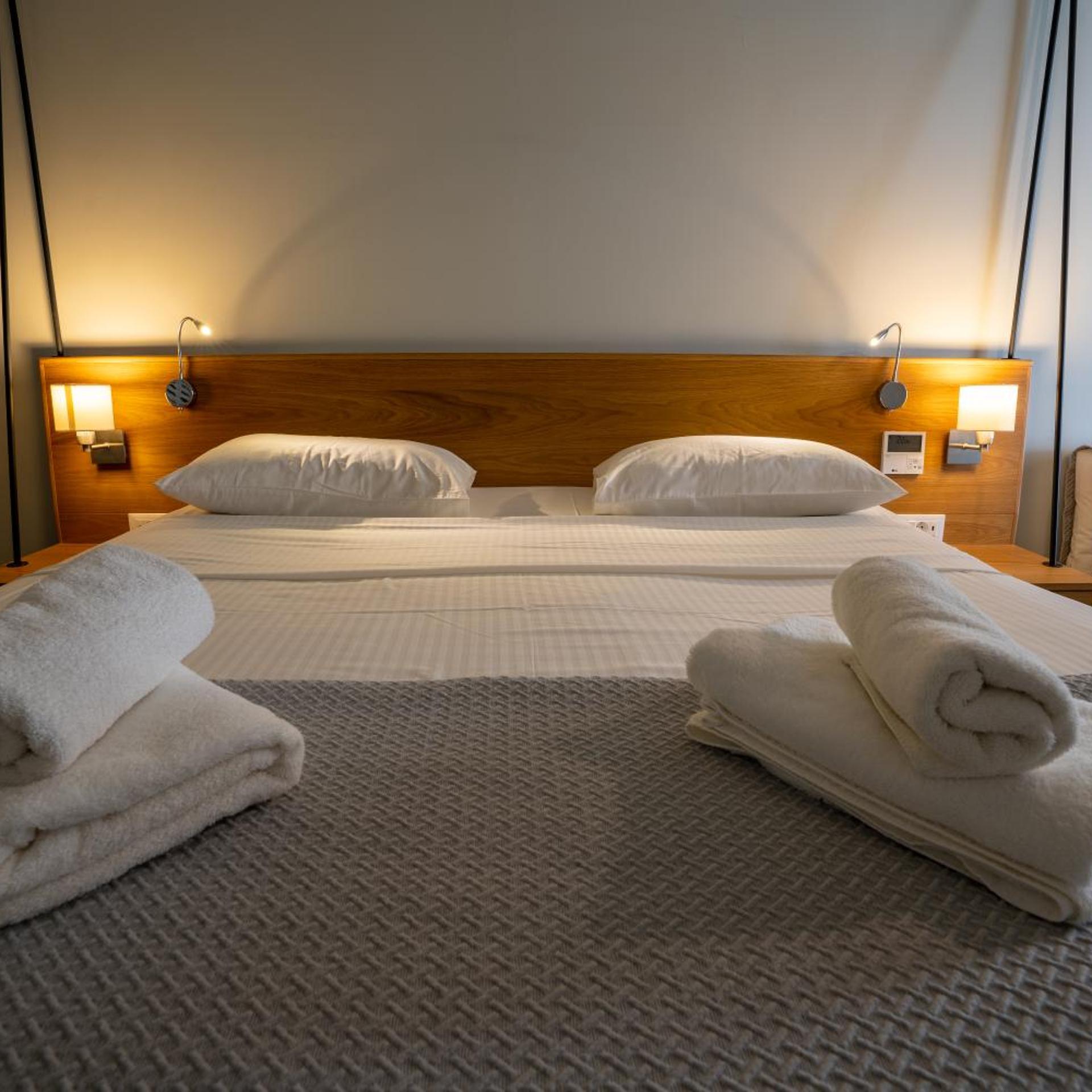 SUITE, JETTED TUB