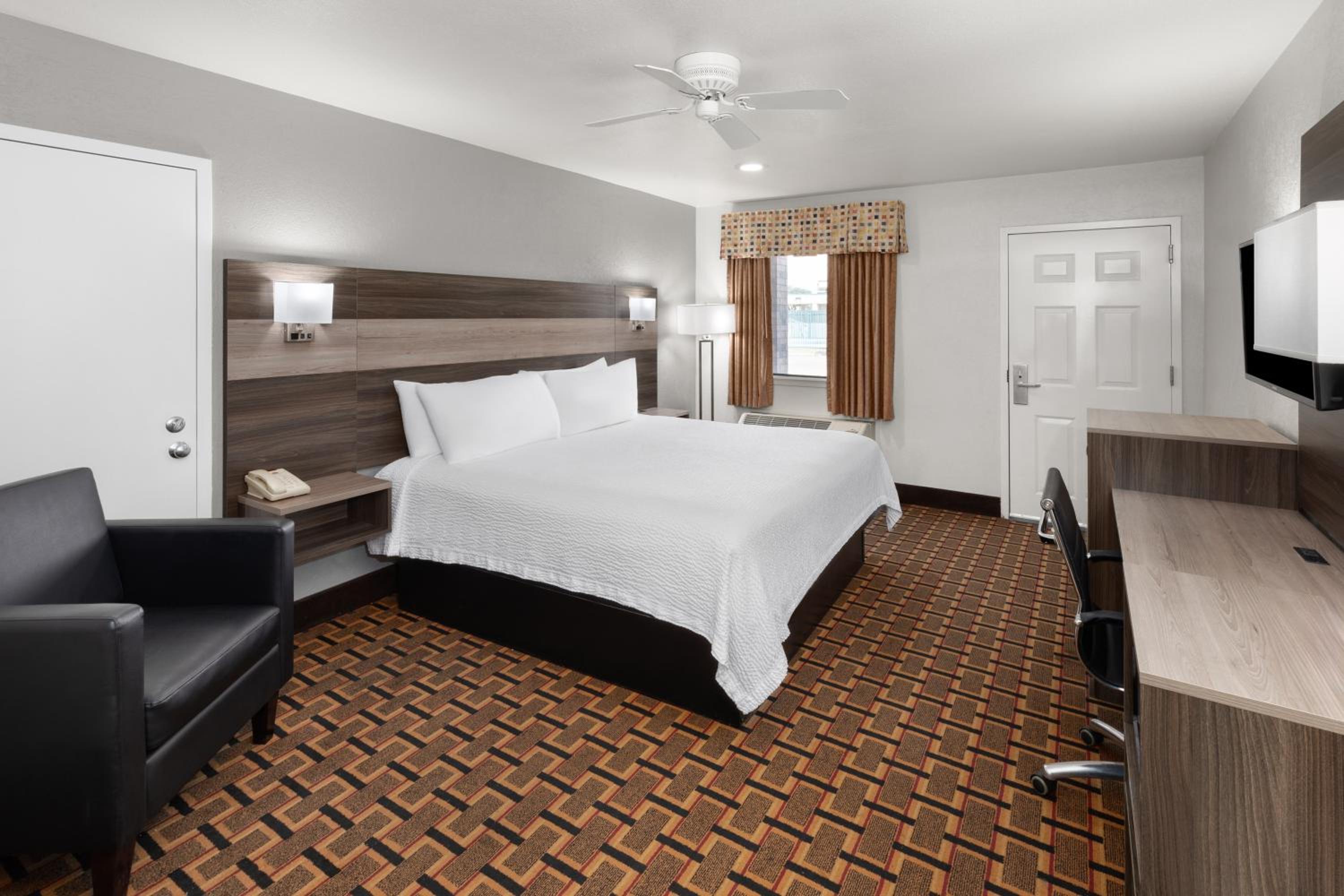 غرفة بسرير كينج بحوض استحمام لذوي الإعاقة، Ramada Limited San Angelo 3/6