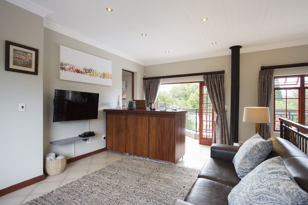The Browns' Luxury Guest Suites 2/38