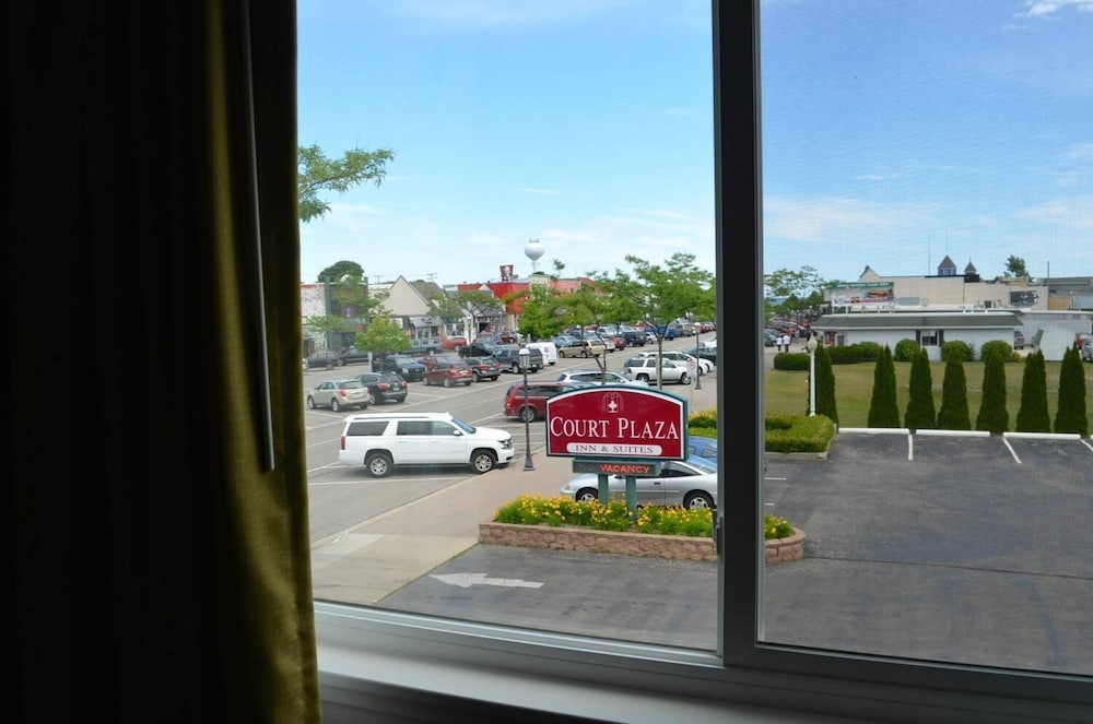 Court Plaza Inn & Suites 52/64