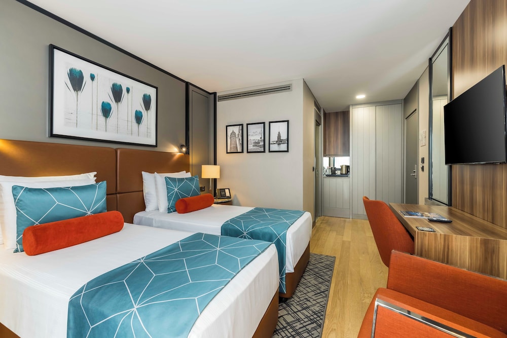 DELUXE, PARTIAL SEA VIEW