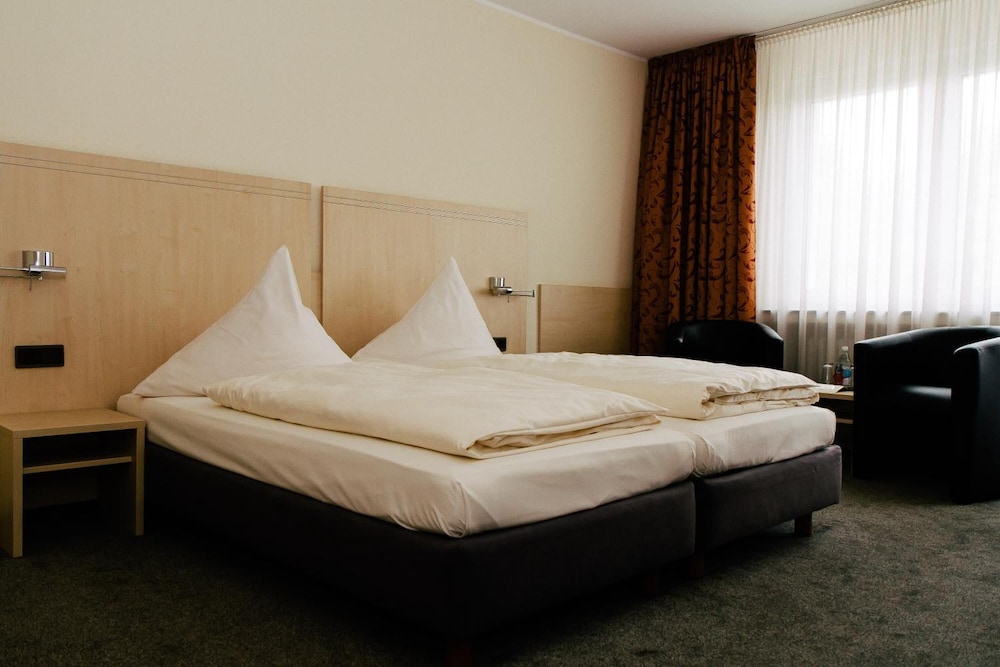 ROOM, DOUBLE BED