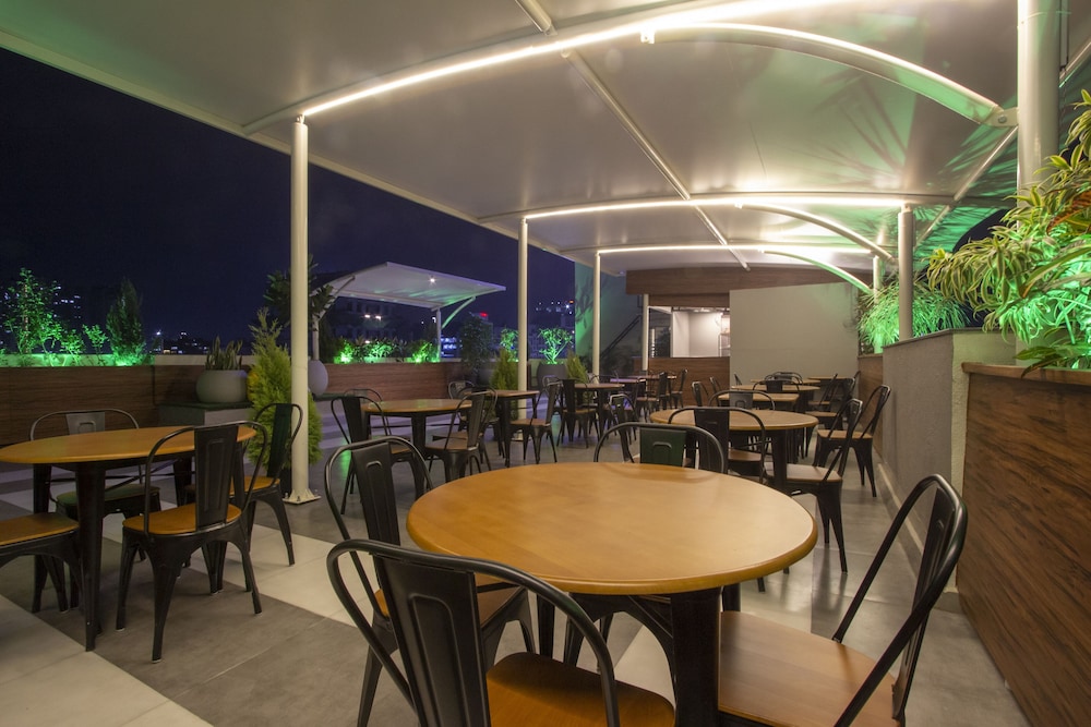 Monarch Guestline Magarpatta 25/32