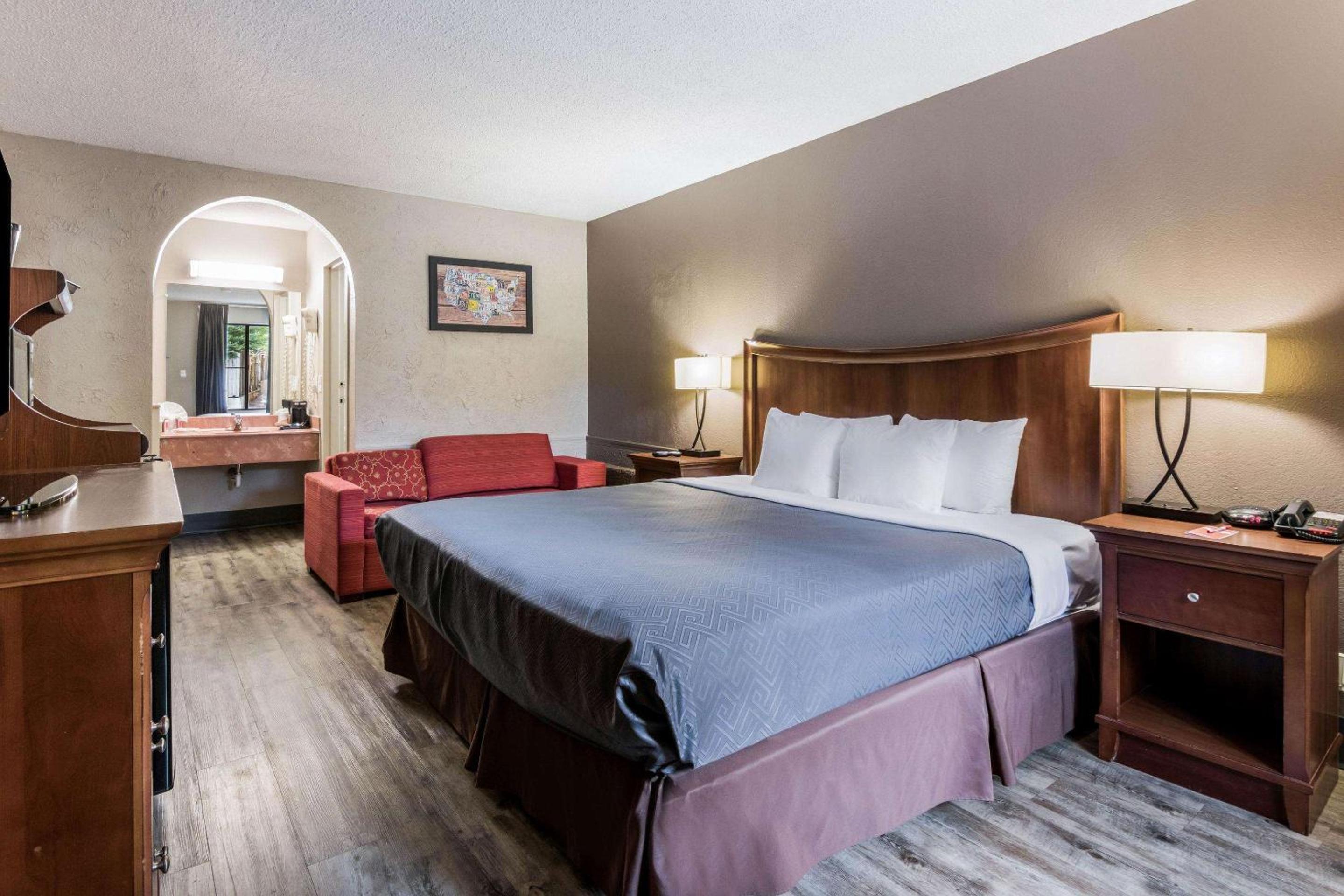 غرفة بسرير كينج مع أريكة، Econo Lodge Gainesville Downtown Area 2/8