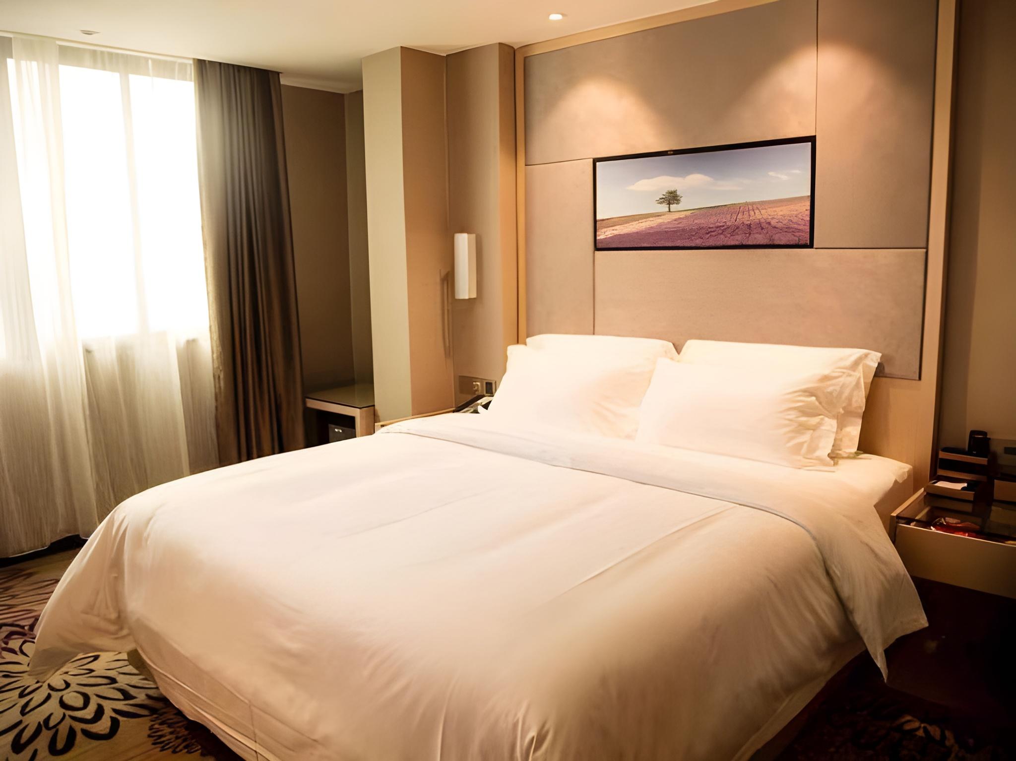 Standard, Queen Bed