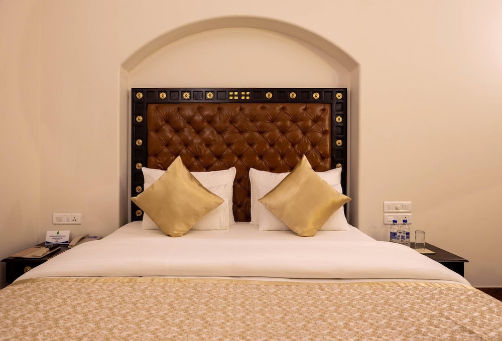Sairafort Sarovar Portico 15/33