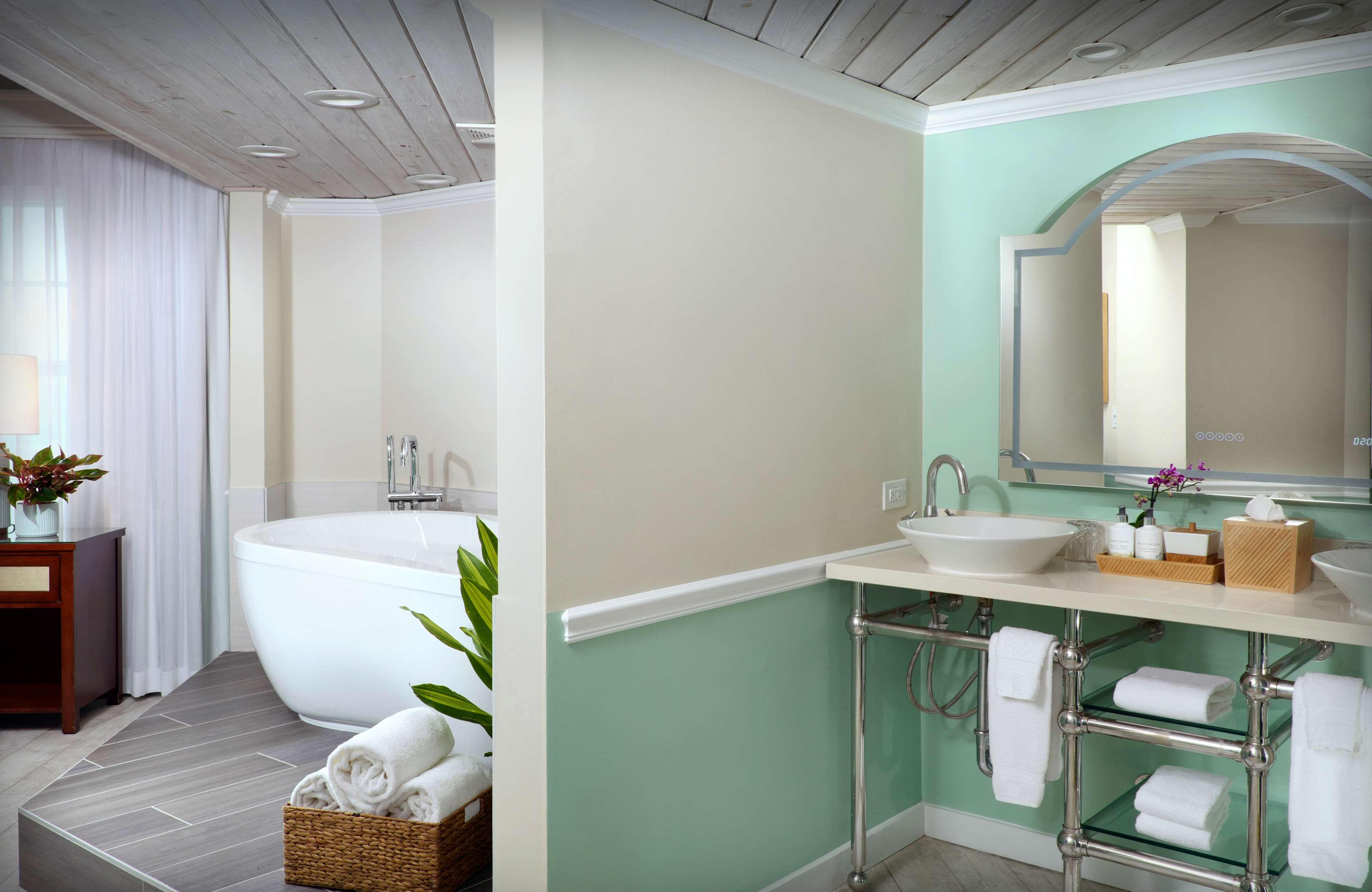 Deluxe, Ocean Front، Ocean Key Resort and Spa 3/3
