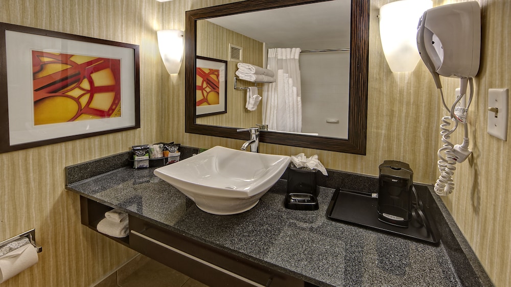Clarion Hotel & Suites Conference Center Memphis Airport 27/31