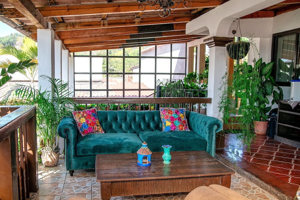 LAS CAMELIAS INN 28/50