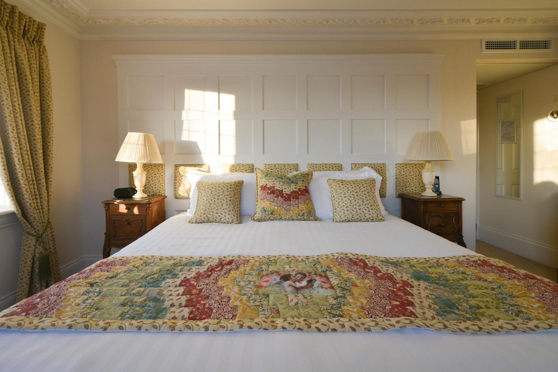 Charles, 4 Charles, Twin Beds