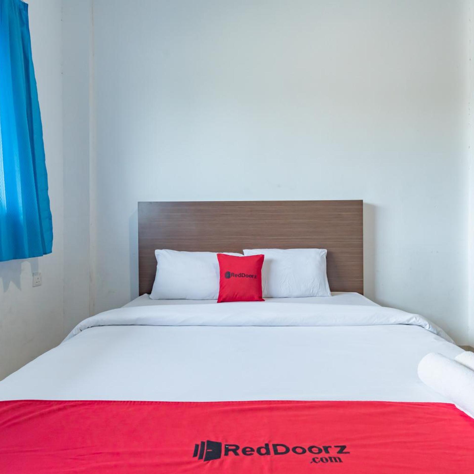 RedDoorz Plus near Kepri Mall 16/44