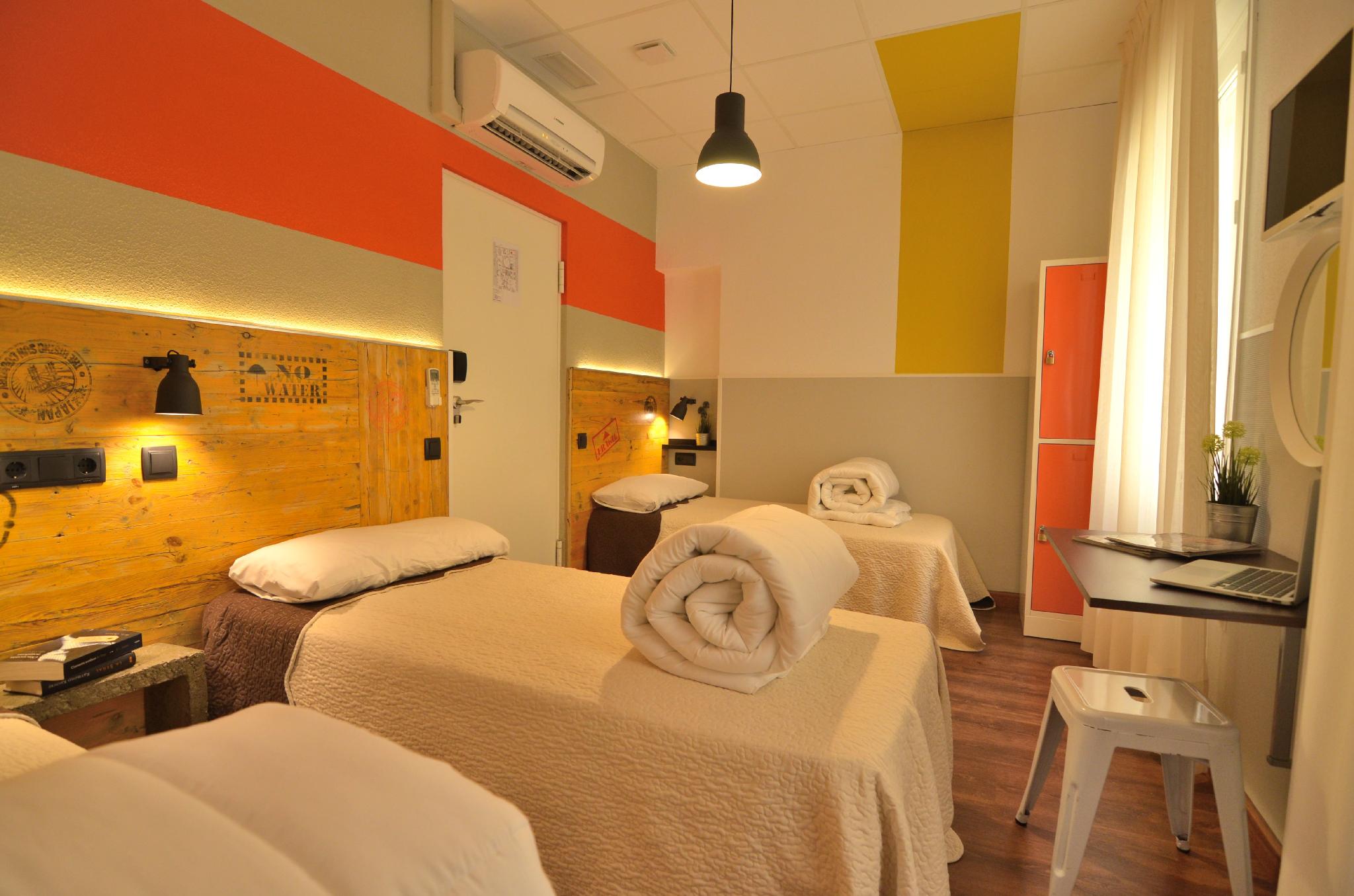 Female Dorm, Female Only, 3 Beds، Far Home Atocha 2/2