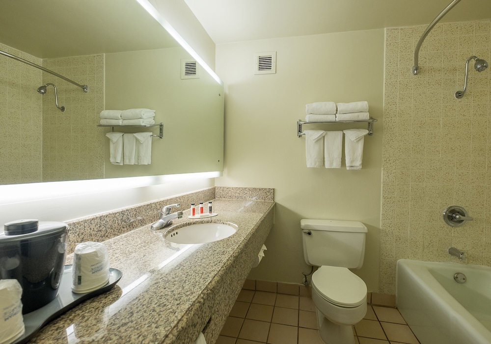 Howard Johnson by Wyndham Fullerton/Anaheim Conference Cntr 8/29