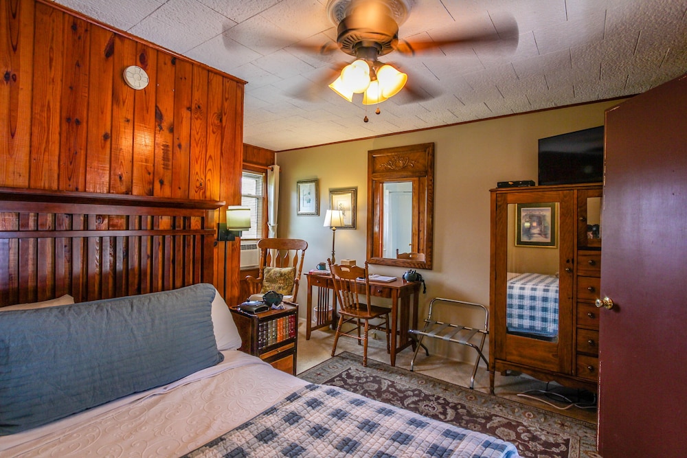 Mountainaire Inn and Log Cabins 25/50