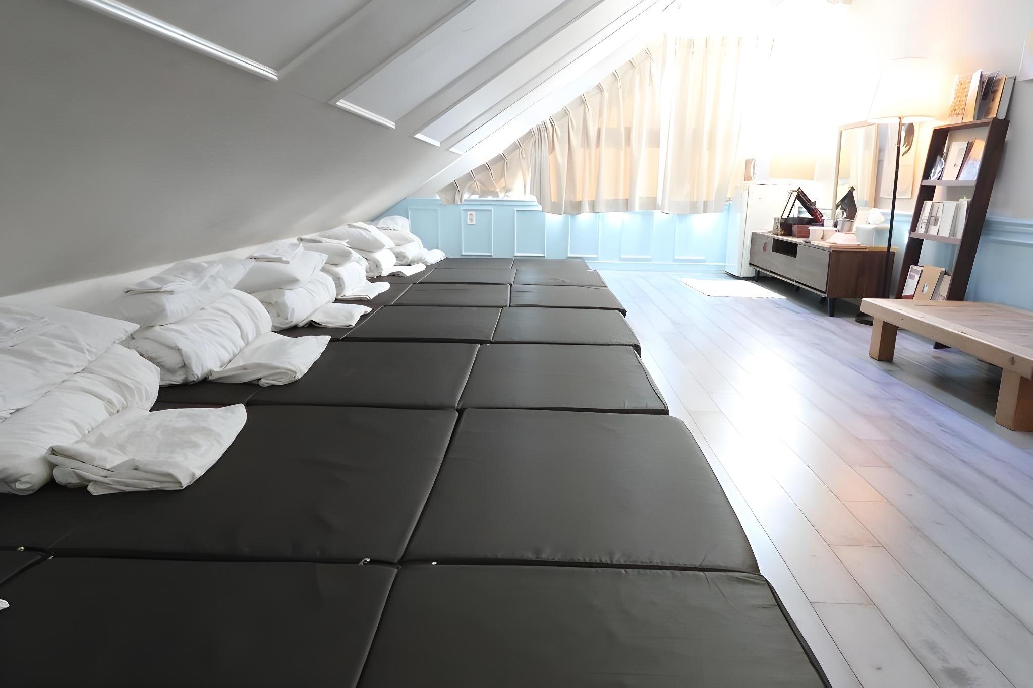 Ondol, Family, Attic