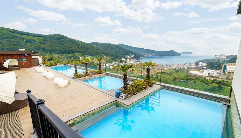 FRIEMILY POOL VILLA AND HOTEL 48/52