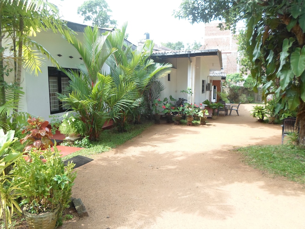 Indrani Inn 15/18