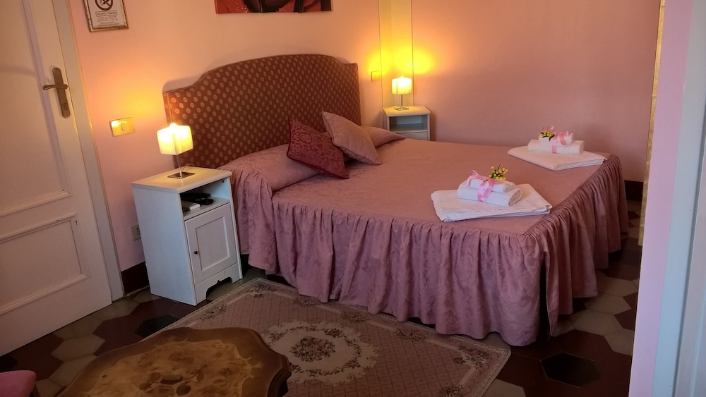 1 BEDROOM, STANDARD, DOUBLE OR TWIN BED