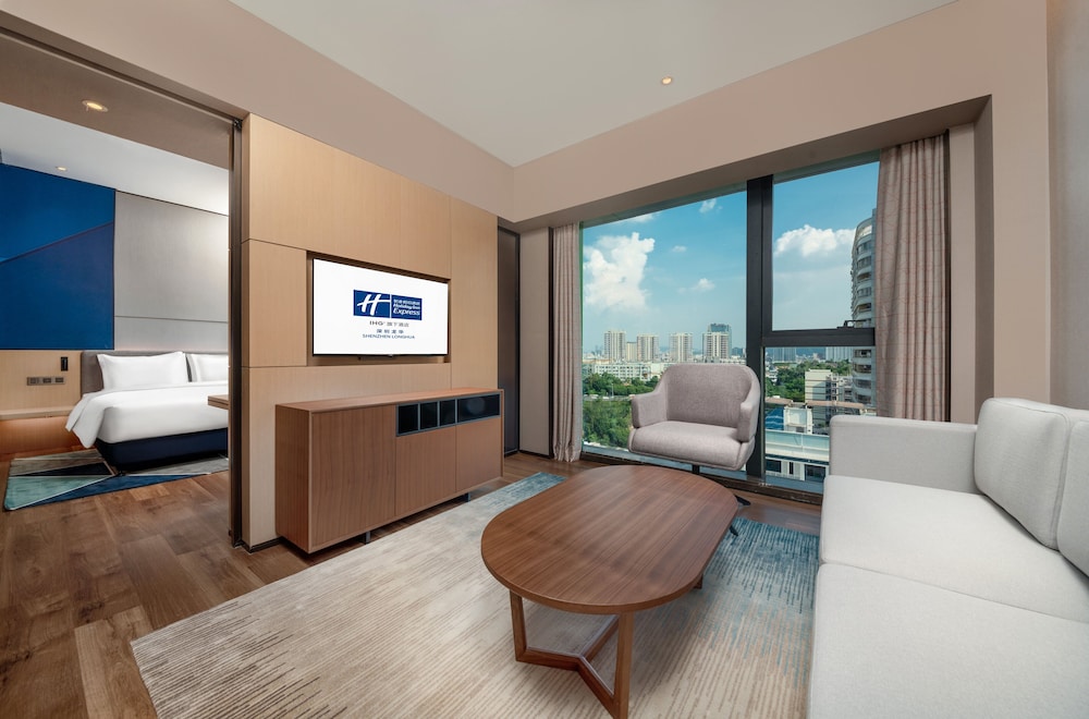 Holiday Inn Express Shenzhen Longhua 50/77
