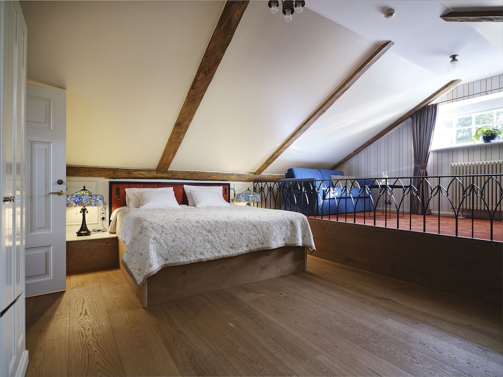 Sky, King Bed, Parlor, Sofa, Sauna