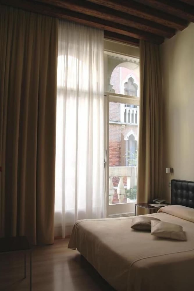 غرفة ديلوكس بسريرين منفصلين بإطلالة على القناة بشرفة، Hotel Tiepolo 5/6