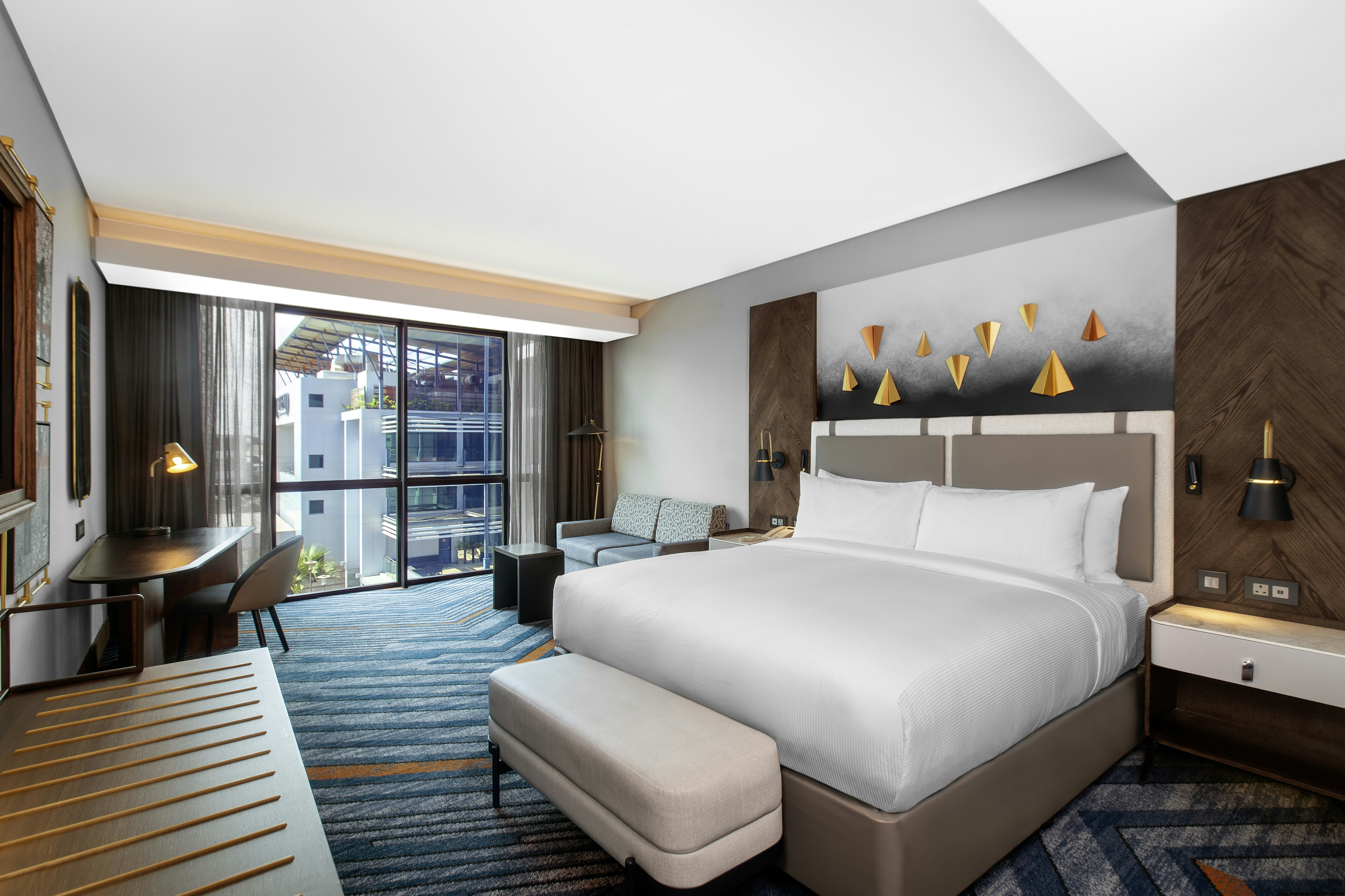 غرفة ديلوكس بسرير كينج مع أريكة، Legend Hotel Lagos Airport Curio Collection By Hilton 2/7