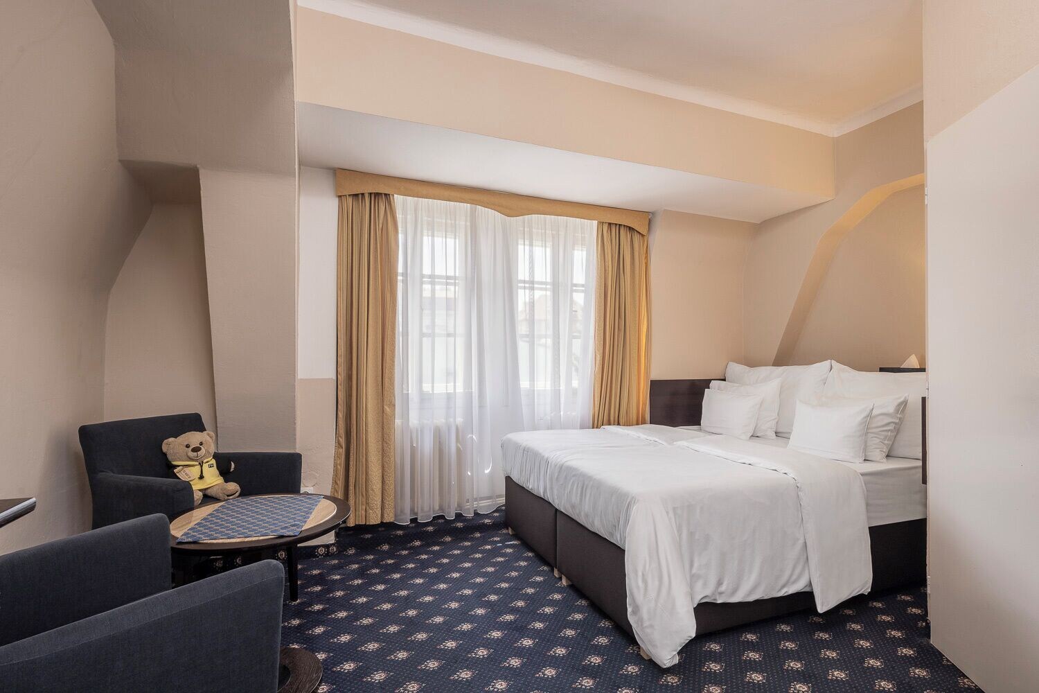 DELUXE, QUEEN BED