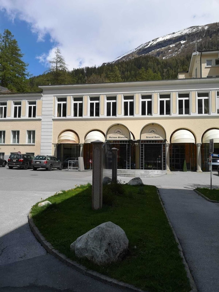 Thermal Hotels And Walliser Alpentherme Leukerbad 76/77